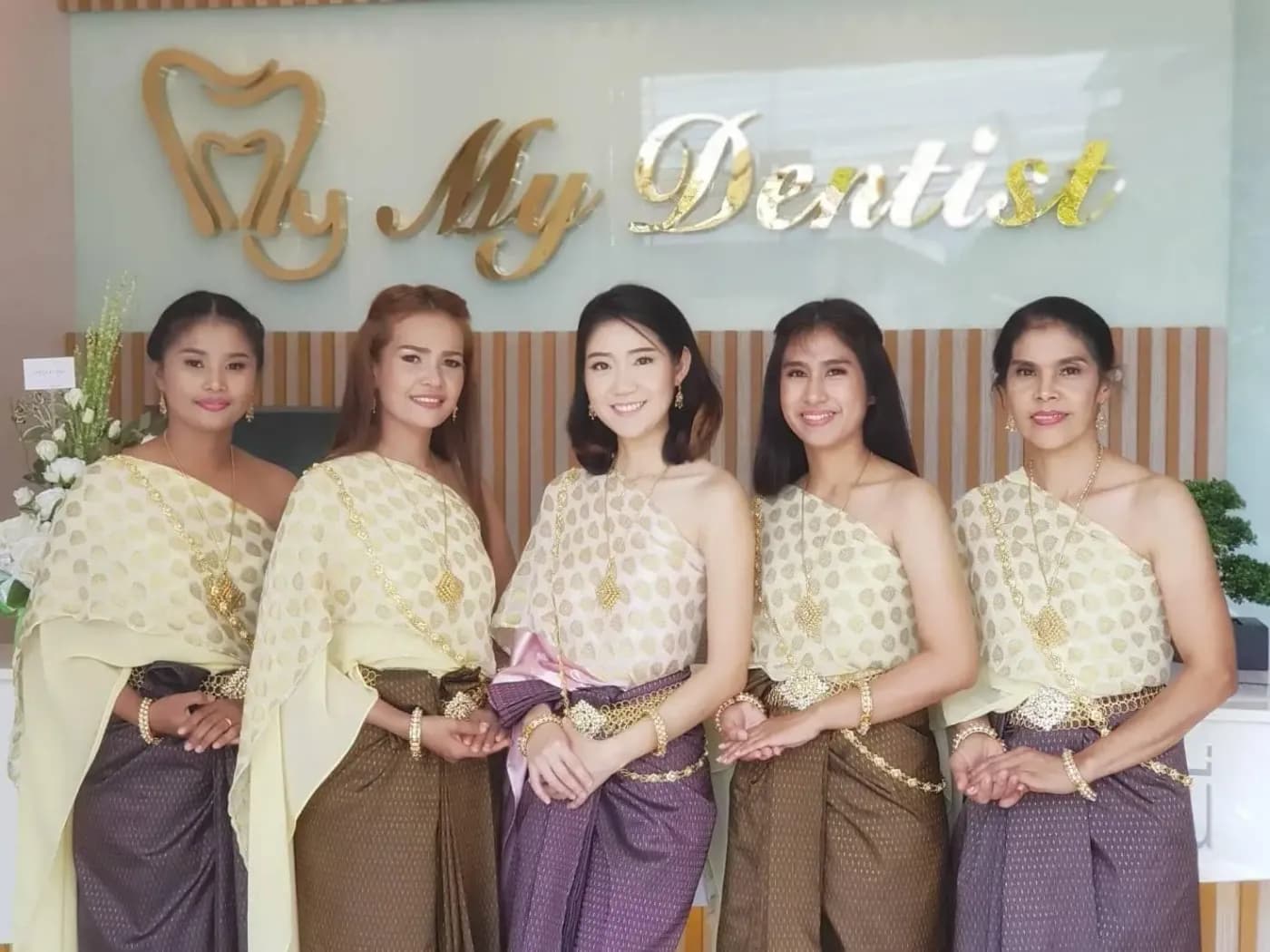 ทีมงาน My Dentist ในชุดไทย