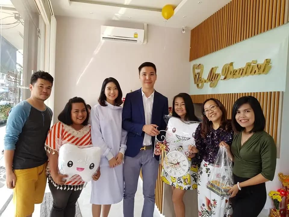 แขกร่วมแสดงความยินดีในวันเปิดคลินิก